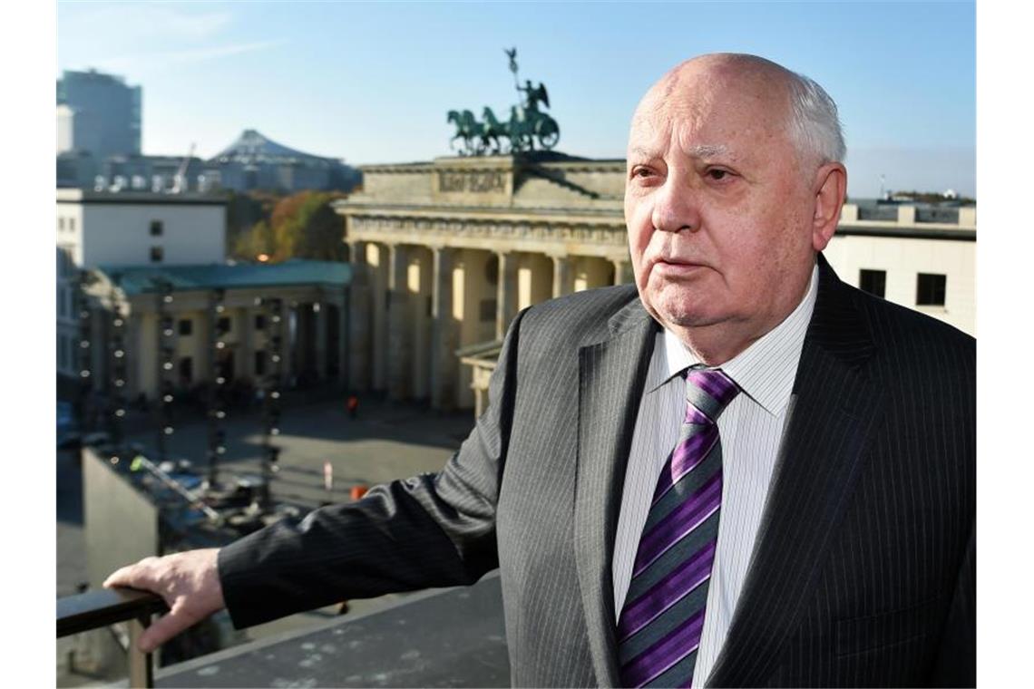 90. Geburtstag: Merkel, Biden und Putin würdigen Gorbatschow Der frühere sowjetische Staatspräsident Michail Gorbatschow am Pariser Platz in Berlin, im Hintergrund das Brandenburger Tor. Foto: Jens Kalaene/dpa-Zentralbild/dpa
