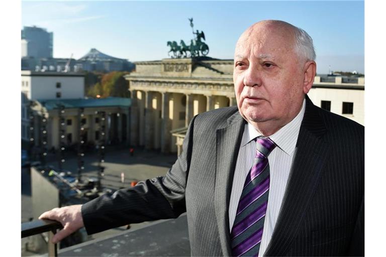 Der frühere sowjetische Staatspräsident Michail Gorbatschow am Pariser Platz in Berlin, im Hintergrund das Brandenburger Tor. Foto: Jens Kalaene/dpa-Zentralbild/dpa