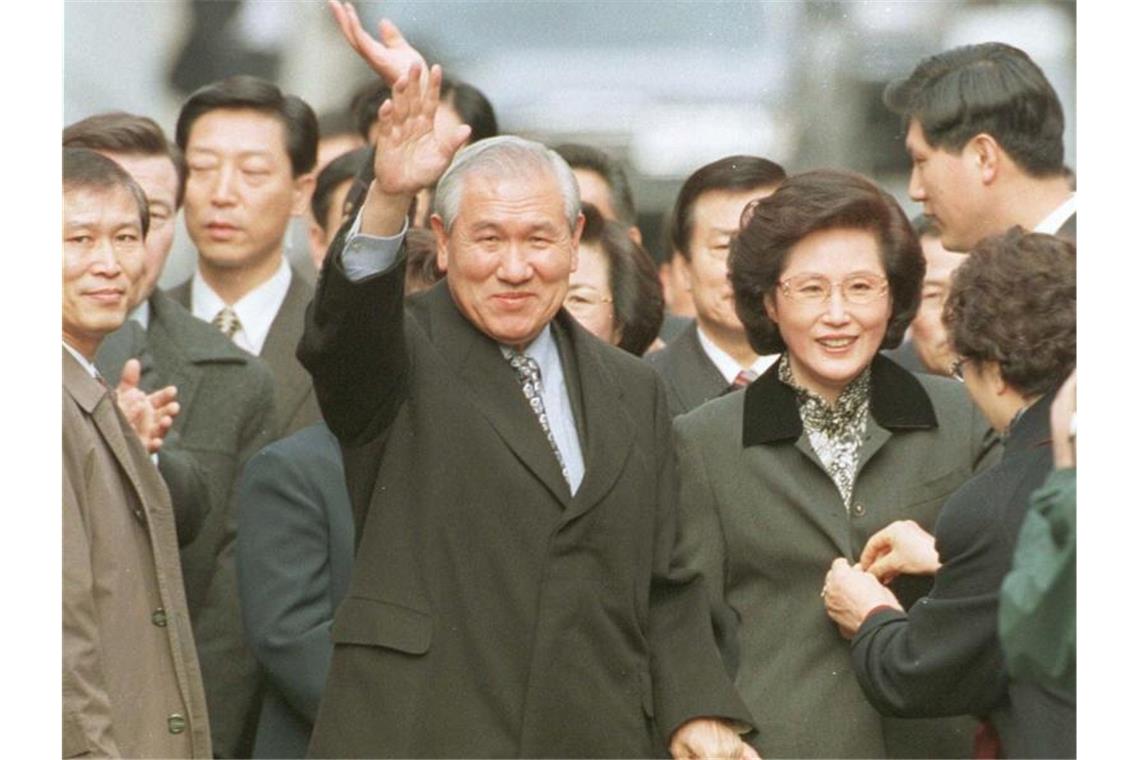 Ex-Präsident Roh Tae Woo gestorben Der frühere südkoreanische Präsident Roh Tae Woo neben seiner Frau Kim Ok Sook, nachdem er 1997 aus dem Gefängnis entlassen wurde. Foto: Uncredited/Yonhap/dpa