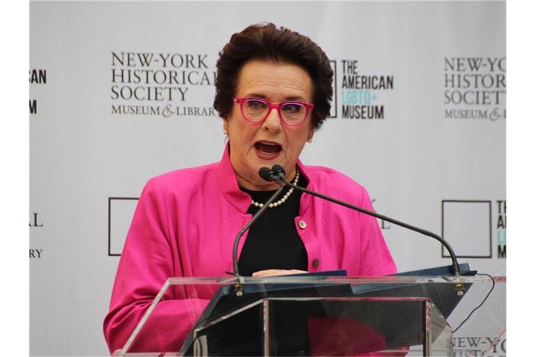 Der frühere Tennisstar Billie Jean King war bei der Grundsteinlegung eines LGBTQ+-Museums in New York dabei. Foto: Christina Horsten/dpa