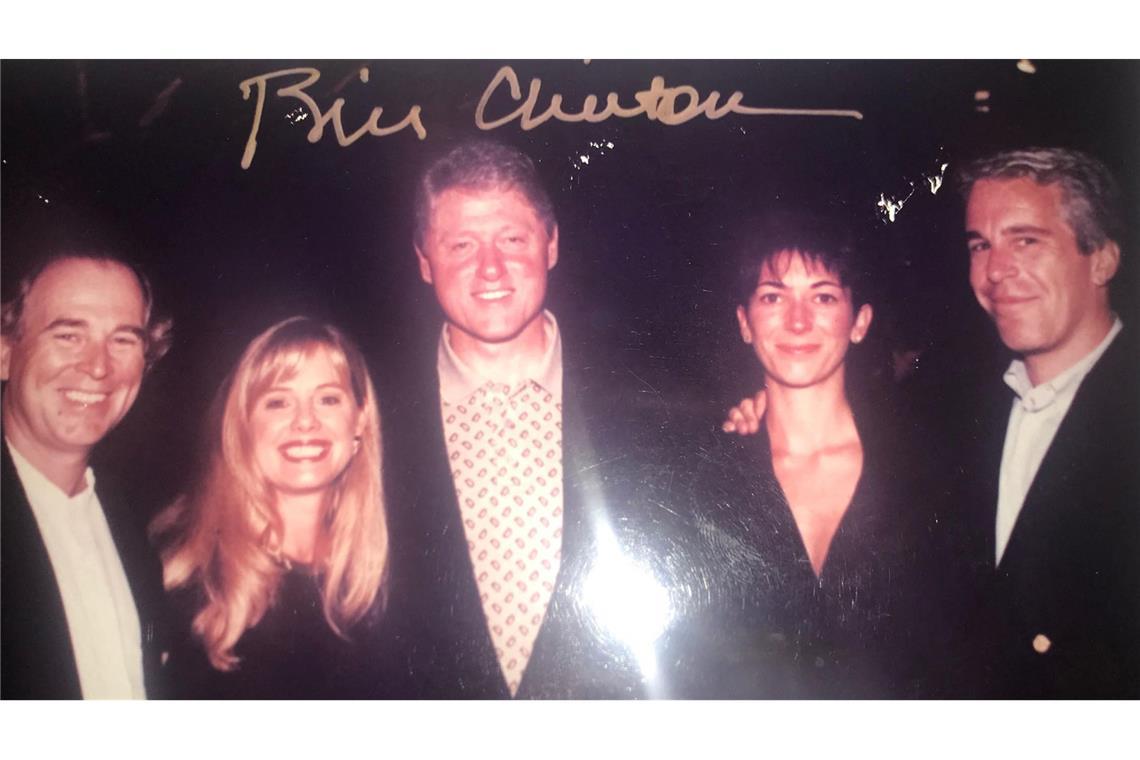 Der frühere US-Präsident Bill Clinton (Mitte) posiert mit Epstein (rechts und dessen Vertrauten  Ghislaine Maxwell (zweite von rechts).