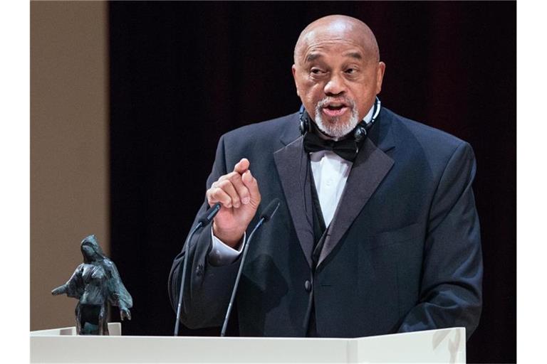 Der frühere US-Sprinter und Olympiasieger Tommie Smith begrüßt die Protestaktionen der Bundesliga-Profis. Foto: Oliver Killig/dpa-Zentralbild/dpa