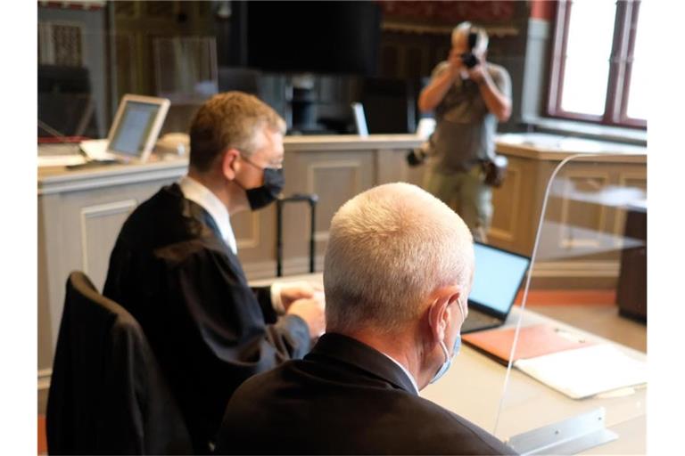Der frühere Vorstand des Fahrradbauers Mifa Sangerhausen (r) in einem Saal des Landgerichtes Halle. Foto: Sebastian Willnow/dpa-Zentralbild/dpa