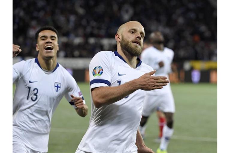 Der früherer Schalker Teemu Pukki (r) war in Finnland der gefeierte Mann. Foto: Markku Ulander/Lehtikuva/dpa