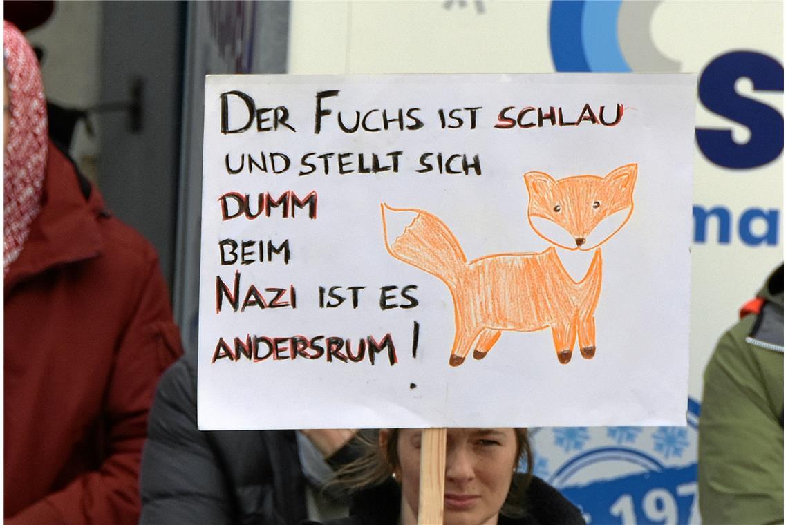 DER FUCHS IST SCHLAU UND STELLT SICH DUMM BEIM NAZI IST ES ANDERSRUM! steht auf ...