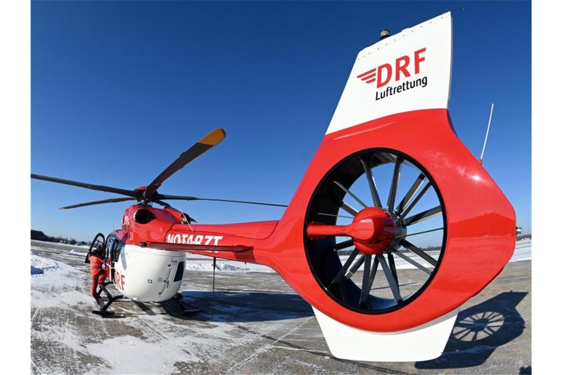 Der fünfblättrige Hubschrauber des Typs H145 der DRF Luftrettung steht am Flughafen Karlsruhe/Baden-Baden. Foto: Uli Deck/dpa/Archivbild