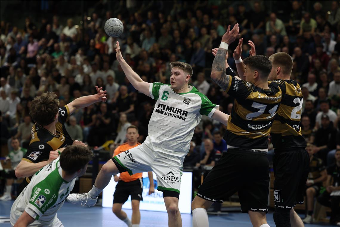 Der fünffache Torschütze Timm Buck (am Ball) und der HCOB stehen in Dresden frühzeitig auf verlorenem Posten. Foto: Alexander Hornauer