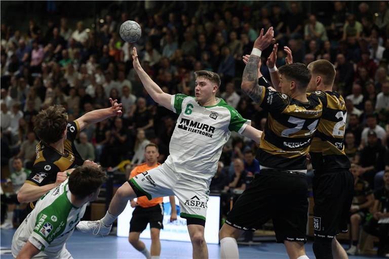 Der fünffache Torschütze Timm Buck (am Ball) und der HCOB stehen in Dresden frühzeitig auf verlorenem Posten. Foto: Alexander Hornauer