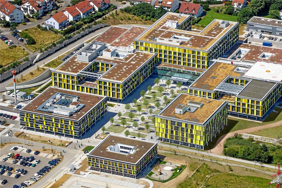 Der fünfgeschossige Erweiterungsneubau des Rems-Murr-Klinikums Winnenden (rechts zwischen dem Verwaltungsgebäude vorne und dem Hauptgebäude) soll im nächsten Jahr in Angriff genommen werden. Er könnte 2024 in Betrieb gehen. Visualisierung: RMK