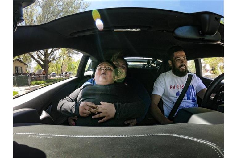 Der fünfjährige Adrian fährt in einem Lamborghini Huracan. Ein Lamborghini-Besitzer hat den Jungen nach seiner Spritztour besucht und macht mit ihm eine Spritztour. Foto: Scott G Winterton/The Deseret News/AP/dpa