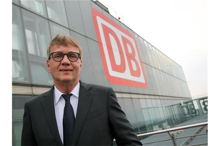 Der für die Infrastruktur zuständige Bahn-Vorstand Ronald Pofalla informiert über die Investitionspläne des Konzerns für 2020. Foto: Wolfgang Kumm/dpa