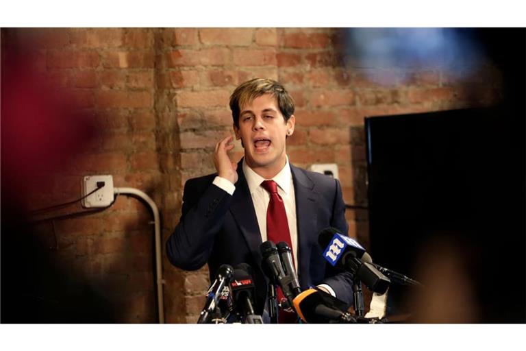 Der für rechtspopulistische Aussagen bekannte Blogger Milo Yiannopoulos spricht am 21.02.2017 in New York, USA, während einer Pressekonferenz. Yiannopoulos ist nun von ICE abgeschoben worden.