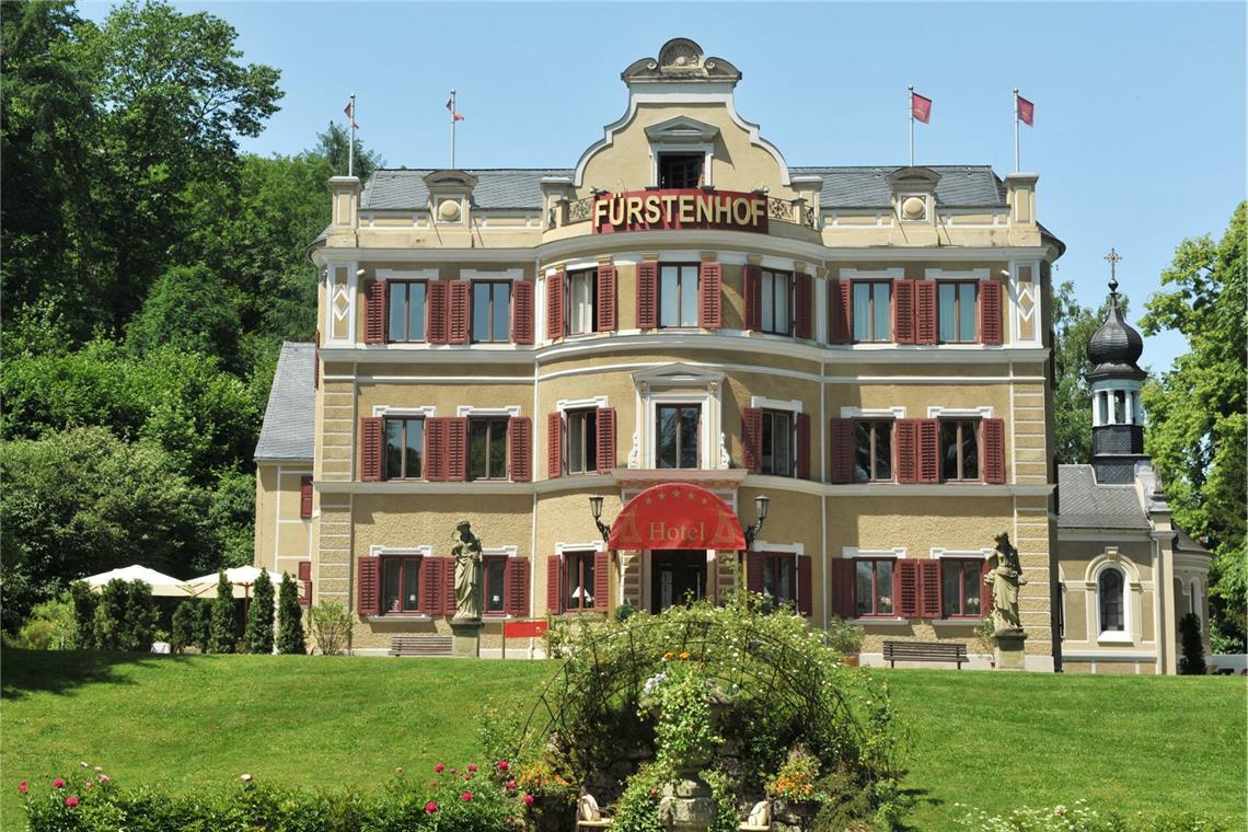 Wann geht die Serie weiter? Der Fürstenhof, ein fiktives oberbayerisches Luxushotel, ist Schauplatz der erfolgreichsten Telenovela im deutschen Fernsehen. Foto: Fürstenhof im Sommer.