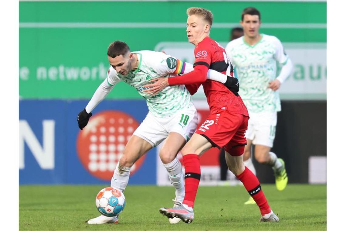 BVB kann Bayern-Patzer nutzen - Leipzig startet gut Der Fürther Branimir Hrgota (l) kämpft mit dem Stuttgarter Chris Führich (M) um den Ball. Foto: Daniel Karmann/dpa