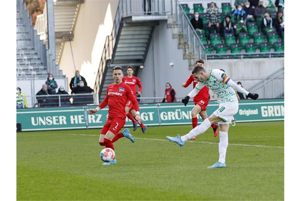 Bayern-Blamage - Große Abstiegsgefahr bei Hertha und VfB Der Fürther Branimir Hrgota (r) trifft in der ersten Minute des Spiels zum 1:0. Foto: Daniel Löb/dpa