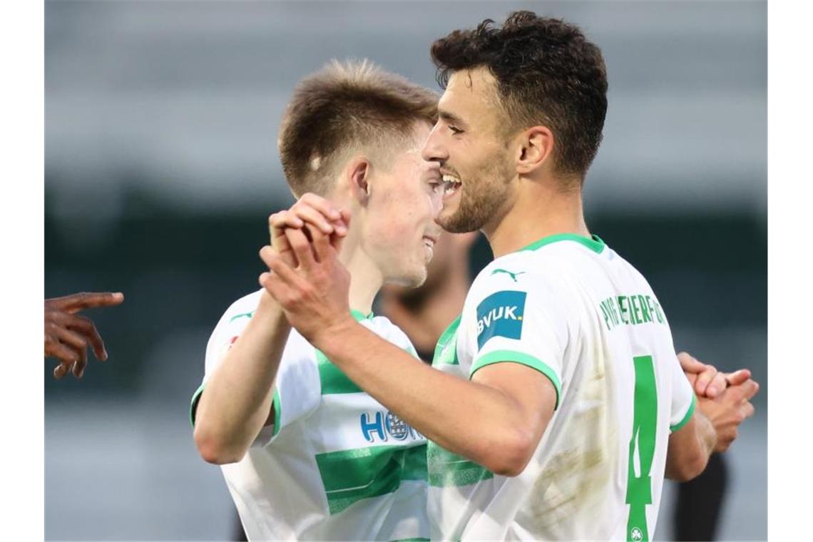 Aufstiegskampf: „Gejagte“ Fürther wollen auch „Jäger“ sein Der Fürther Gian-Luca Itter(l) jubelt mit Maximilian Bauer. Foto: Daniel Karmann/dpa/Archiv