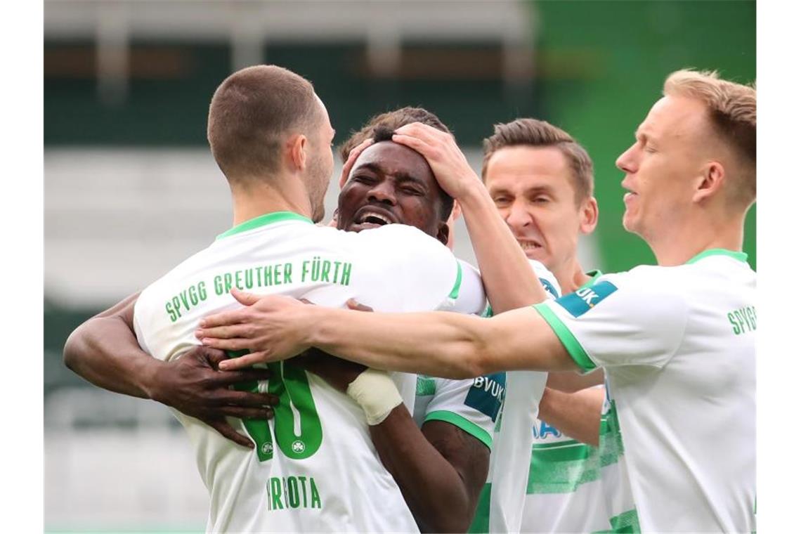 Fürth mit „Big Point“: 3:2 gegen Sandhausen Der Fürther Hans Nunoo Sarpei (M) jubelt mit seinen Kollegen über seinen Treffer zum 1:0. Foto: Daniel Karmann/dpa
