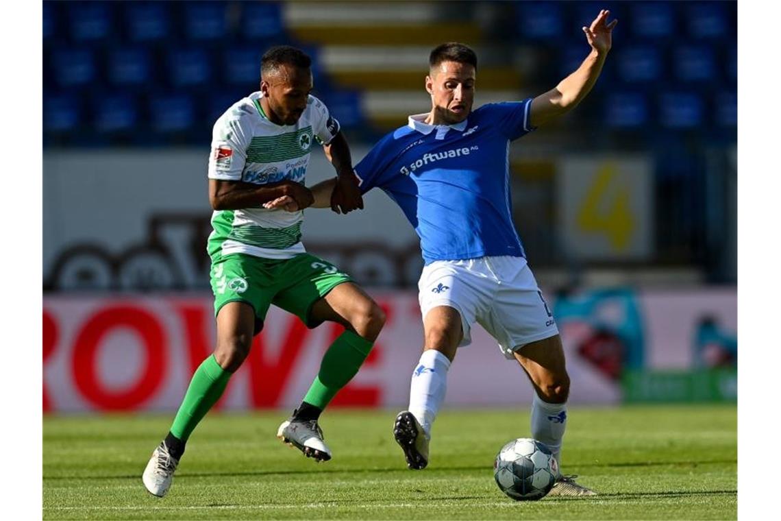 Der Fürther Julian Green (l) hält Fabian Schnellhardt im Zweikampf fest. Foto: Sascha Steinbach/EPA/Pool/dpa