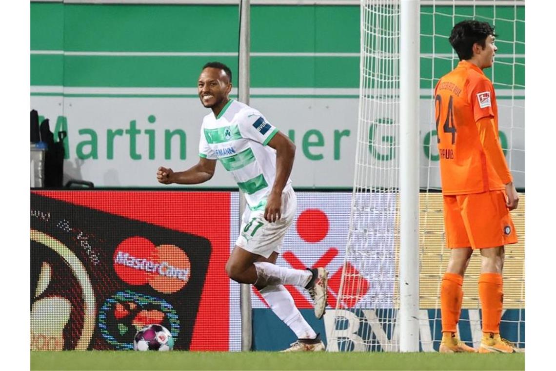 Der Fürther Julian Green (l) jubelt über seinen Treffer zum 3:0 im Spiel gegen Aue. Foto: Daniel Karmann/dpa