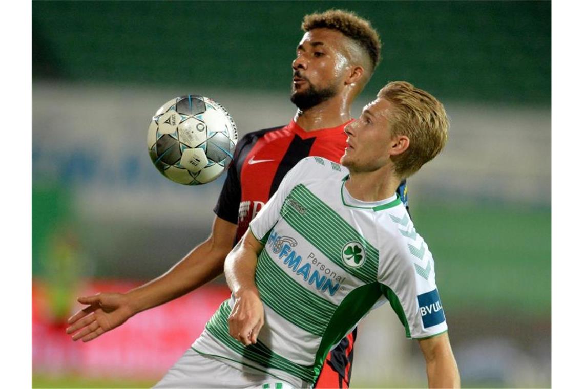 Der Fürther Maximilian Sauer (r) im Duell um den Ball gegen den Wiesbadener Daniel-Kofi Kyereh. Foto: Timm Schamberger