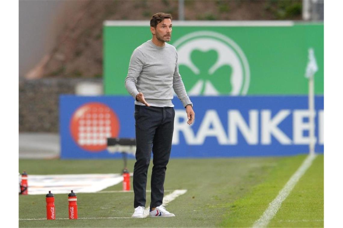 Der Fürther Trainer Stefan Leitl gestikuliert. Foto: Timm Schamberger/Archiv