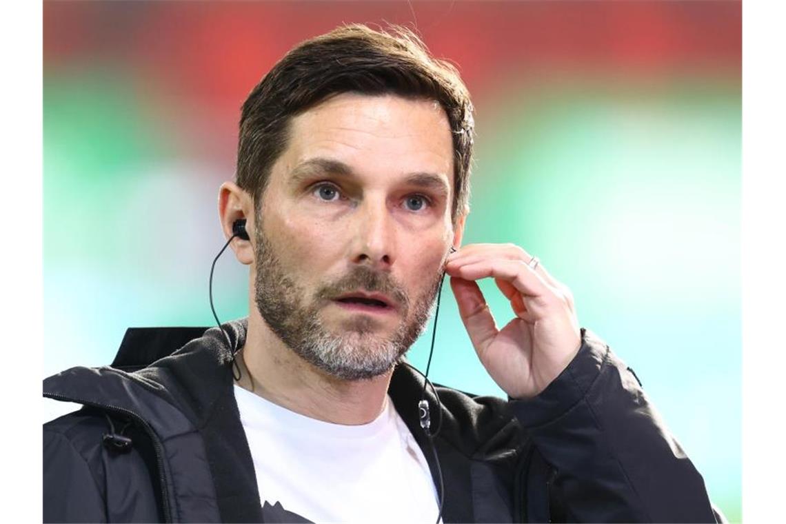 Fürth mit „maximaler Performance“ gegen Freiburg Der Fürther Trainer Stefan Leitl steht auf dem Platz. Foto: Daniel Karmann/dpa/Archivbild