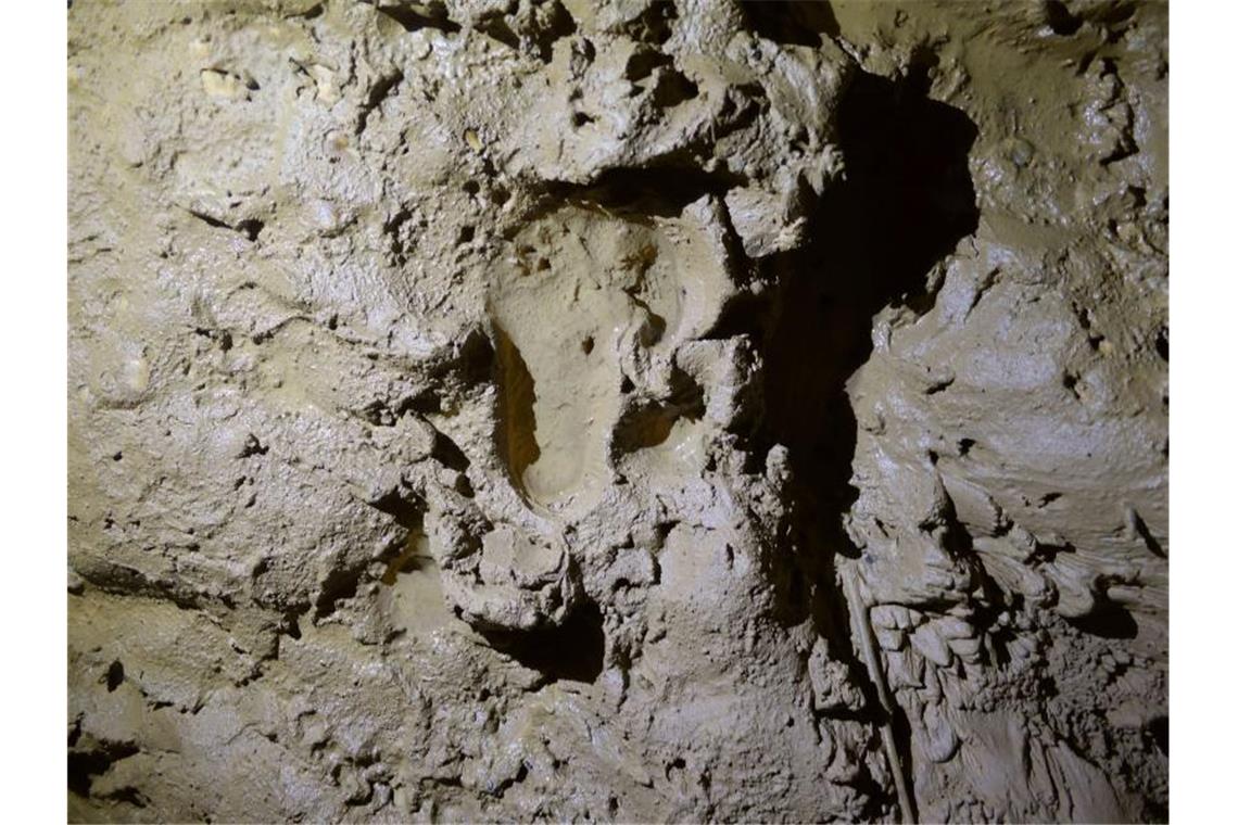 Kinderfußabdruck: Große Grabhöhle in Frankreich entdeckt Der Fußabdruck eines Kindes ist deutlich zu erkennen. Foto: Ph. Galant/DRAC Nouvelle-Aquitaine/dpa