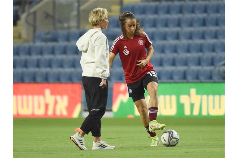 Der Fußball sei „noch sehr in sich männerorientiert“, sagt Frauen-Bundestrainerin Martina Voss-Tecklenburg (l). Foto: Berney Ardov/dpa