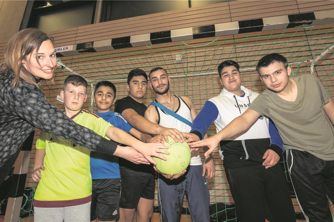 Leben hier soll greifbar werden Der Fußballtreff in der Plaisirsporthalle ist ein beliebtes Angebot für Jugendliche und junge Erwachsene. Simone Wieland (links) von der Mobilen Jugendarbeit des Vereins Kinder- und Jugendhilfe ist mit dabei, wenn sich die Jungs zum gemeinsamen Freizeitsport treffen. Foto: A. Becher