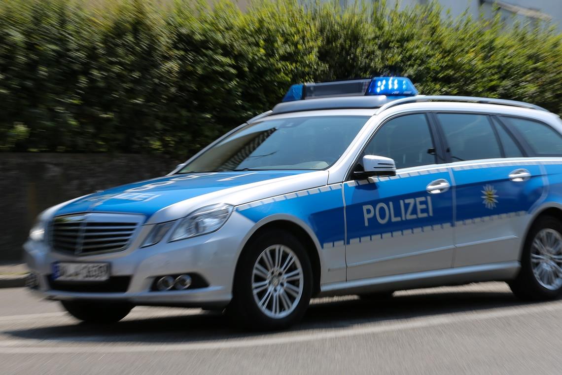 Mann bei Unfall tödlich verletzt Der Fußgänger wurde notärztlich versorgt, er erlag im Krankenhaus aber seinen Verletzungen. Symbolfoto: A. Becher