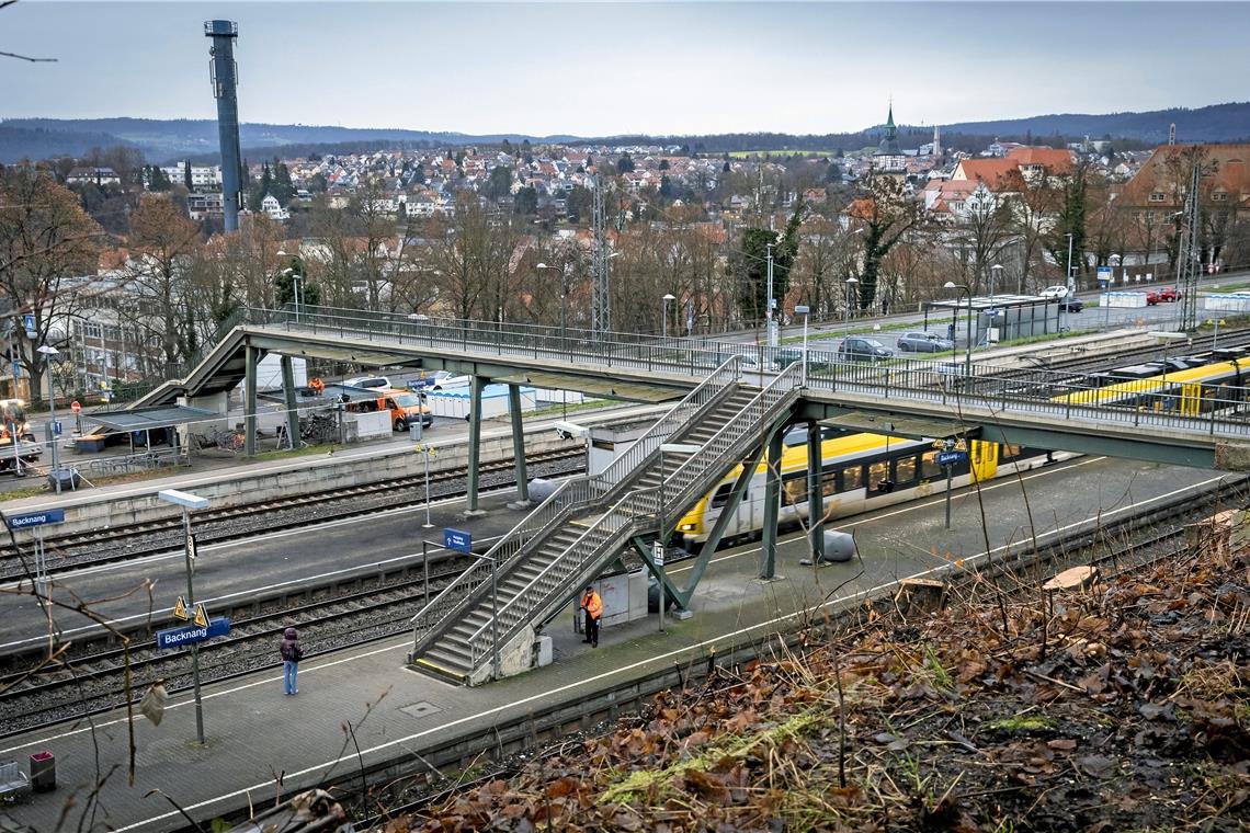 Der Fußgängersteg am Bahnhof muss einer neuen Brücke weichen. Zunächst wird jetzt die Treppe zu den Gleisen 4 und 5 abgerissen, der Rest folgt im Herbst. Foto: Alexander Becher