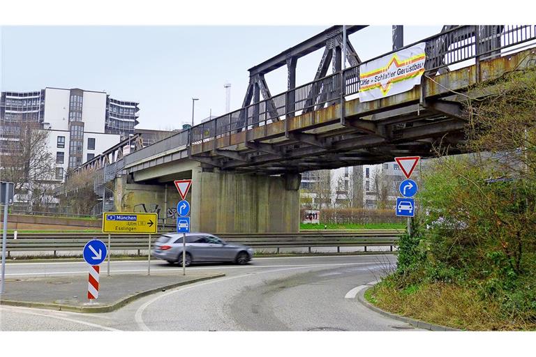 Der Fußgängersteg am Mercedes-Werk muss grundlegend saniert werden.