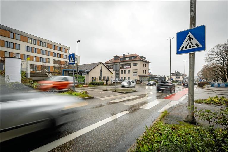 Der Fußgängerüberweg gehört zu den Unfallhäufungsstellen in Backnang. Immer wieder werden hier Fußgänger verletzt. Das soll sich durch den Umbau des Kawag-Kreisels aber verbessern. Dann wird man von der Eichendorffstraße (hier die rechte Einfahrt) nicht mehr nach links auf die Weissacher Straße abbiegen können. Foto: Alexander Becher