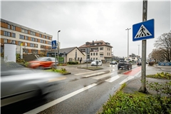 Der Fußgängerüberweg gehört zu den Unfallhäufungsstellen in Backnang. Immer wieder werden hier Fußgänger verletzt. Das soll sich durch den Umbau des Kawag-Kreisels aber verbessern. Dann wird man von der Eichendorffstraße (hier die rechte Einfahrt) nicht mehr nach links auf die Weissacher Straße abbiegen können. Foto: Alexander Becher