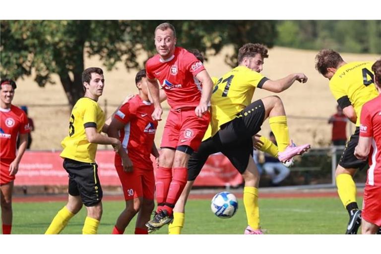 Der FV Plochingen (in Gelb) startet mit einem 2:2 gegen den SV Ebersbach in die neue Bezirksliga-Saison, Aufsteiger TSV Deizisau (in Rot) kassiert zum Auftakt eine 1:3-Niederlage gegen den TSV RSK Esslingen.