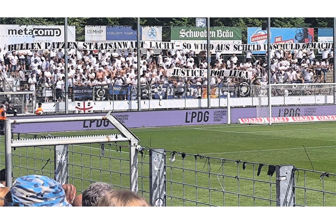 Der Gästeblock am Sonntagnachmittag: Die Trierer Fans fordern Gerechtigkeit für Luca S..