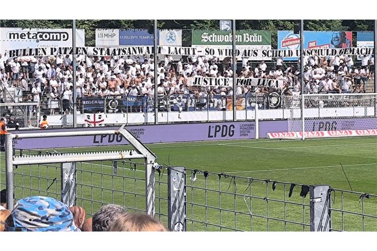 Der Gästeblock am Sonntagnachmittag: Die Trierer Fans fordern Gerechtigkeit für Luca S..
