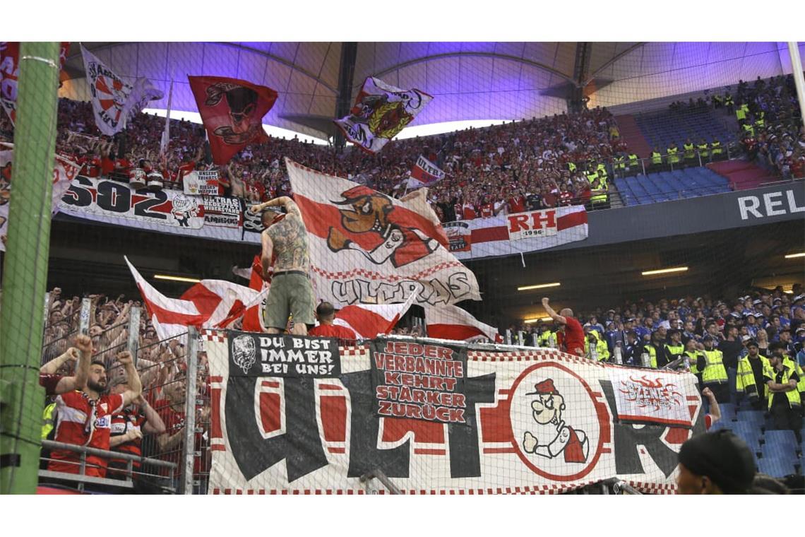 Der Gästeblock im Rückspiel der Relegation 2023, das der VfB 3:1 gewann