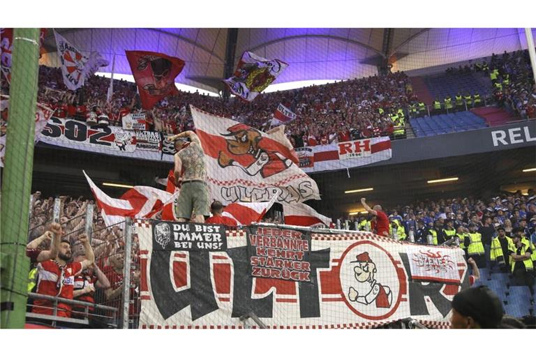 Der Gästeblock im Rückspiel der Relegation 2023, das der VfB 3:1 gewann