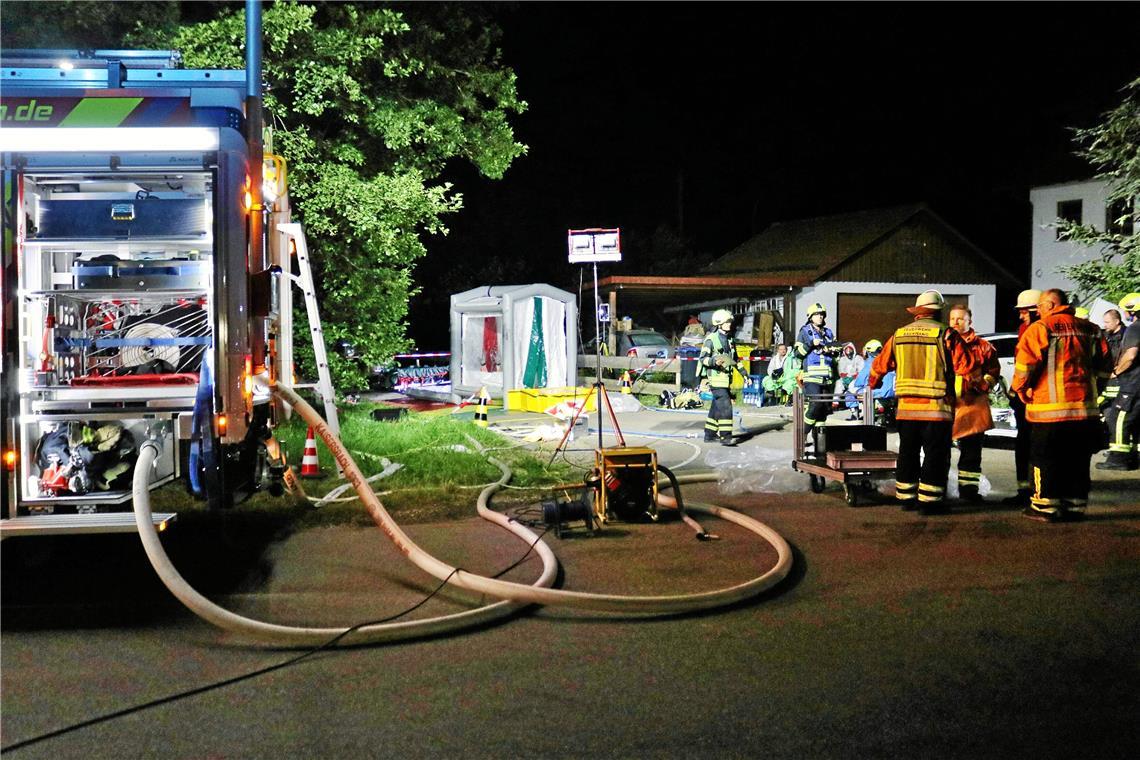 13 Verletzte nach chemischer Reaktion in Kaisersbach Der Gefahrgutzug der Feuerwehr Winnenden kam zum Einsatz. Foto: 7aktuell.de/Kevin Lermer