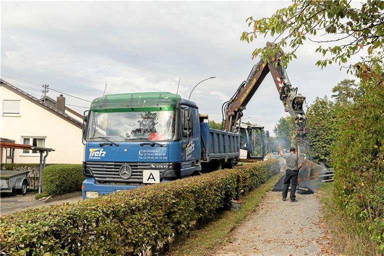 Der Gehweg erhält eine neue Asphaltschicht. Damit sind die Arbeiten in diesem Abschnitt vorerst abgeschlossen. Foto: J. Fiedler