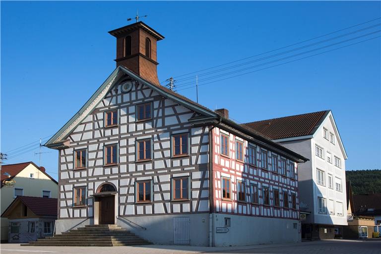 Der Gemeinderat hat die Gemeindeverwaltung (im Bild das Sulzbacher Rathaus) beauftragt, die weiteren Schritte einzuleiten. Archivfoto: J. Fiedler 