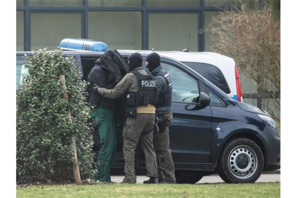 Rechte Terrorzelle: Linke fordern Bericht über Verhaftete Der Generalbundesanwalt war am Freitag mit Razzien gegen die Gruppe vorgegangen und hatte die anderen zwölf Mitglieder oder Unterstützer festnehmen lassen. Foto: Silas Stein/dpa