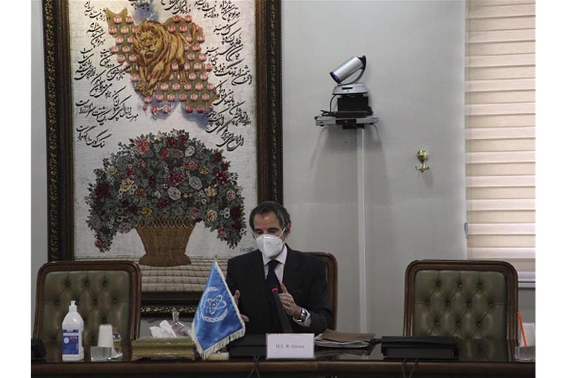 Der Generaldirektor der Internationalen Atomenergiebehörde IAEA, Rafael Mariano Grossi, spricht bei einem Treffen mit dem iranischen Atomchef Salehi. Foto: Uncredited/Atomic Energy Organization of Iran/AP/dpa
