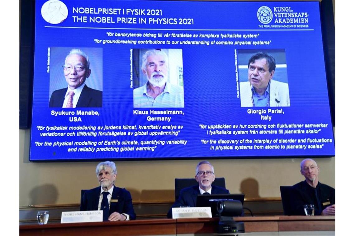 Nobelpreis für deutschen Klimaforscher Der Generalsekretär der Königlich Schwedischen Akademie der Wissenschaften, Goran Hansson (M), und Mitglieder des Nobelkomitees für Physik geben in Stockholm die Nobelpreisträger für Physik bekannt. Foto: Pontus Lundahl/TT NEWS AGENCY/AP/dpa