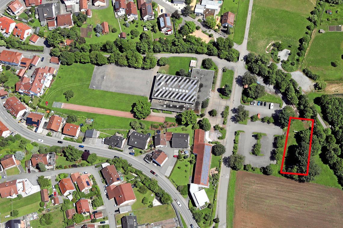 Keine Wohncontainer für Flüchtlinge bei der Auenwaldhalle Der geplante Standort für Wohncontainer (rot umrandet) bei der Auenwaldhalle in Unterbrüden (Bildmitte) ist vom Tisch. Archivfoto: Florian Muhl