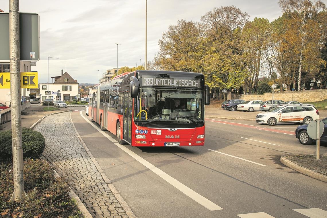 Der geplante Umbau der Bushaltestelle Weissacher Straße/Karl-Krische-Straße ist heftig umstritten. Künftig soll der Bus – wie auf dem Foto – auf der Straße halten, die Busbucht würde zurückgebaut werden. Jeder Verkehrsteilnehmer müsste dahinter warten. Foto: A. Becher
