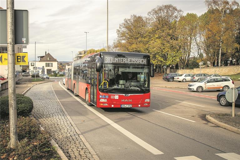 Der geplante Umbau der Bushaltestelle Weissacher Straße/Karl-Krische-Straße ist heftig umstritten. Künftig soll der Bus – wie auf dem Foto – auf der Straße halten, die Busbucht würde zurückgebaut werden. Jeder Verkehrsteilnehmer müsste dahinter warten. Foto: A. Becher