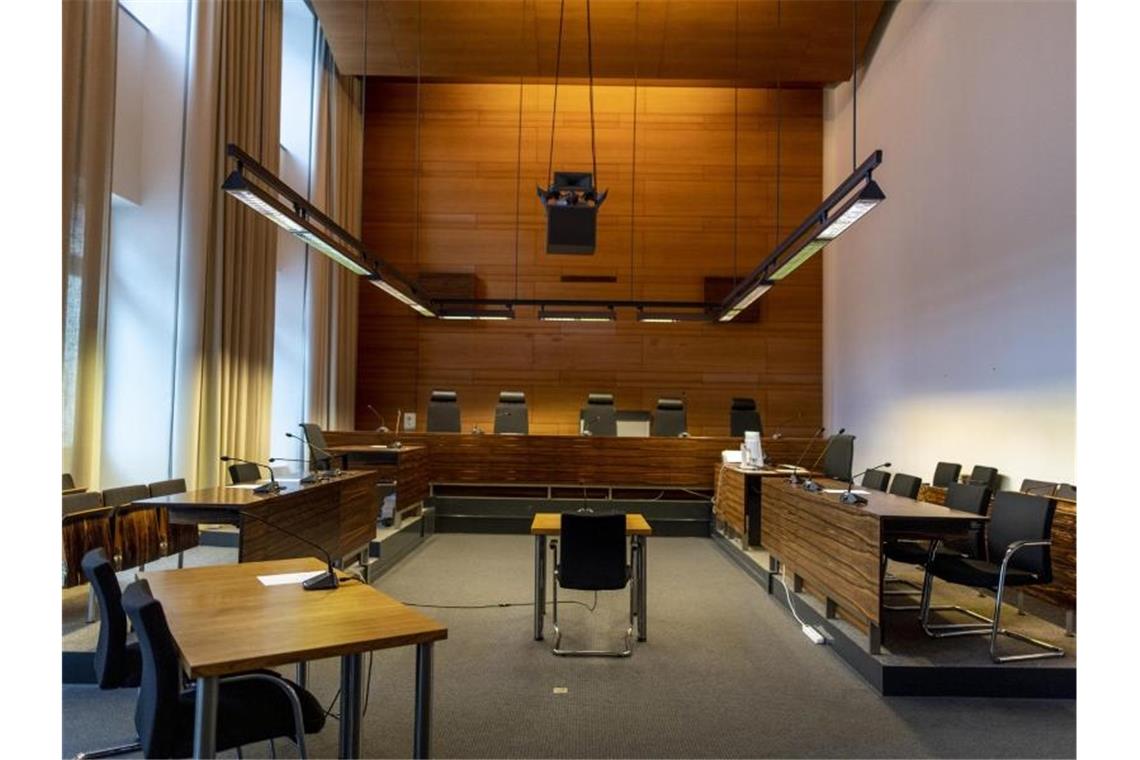 Freiburger Gruppenvergewaltigung: Elf Angeklagte vor Gericht Der Gerichtssaal im Landgericht in Freiburg. Foto: Patrick Seeger/Archivbild