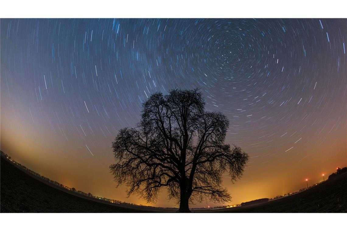 Der  gesamte Himmel scheint sich auf diesem Bild um den Polarstern zu drehen. Dabei bilden die Sterne auf ihrer Umlaufbahn einen Kreisbogen, je weiter sie vom Polarstern entfernt sind, um so größer wird auch der Kreisradius.